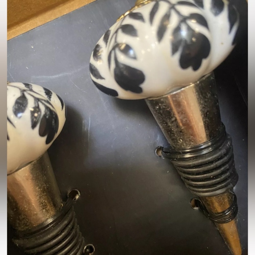 Casa Decor Set of 2 Bottle Stoppers Black & White Floral Wine Corks Bar NEW - Picture 4 of 7
